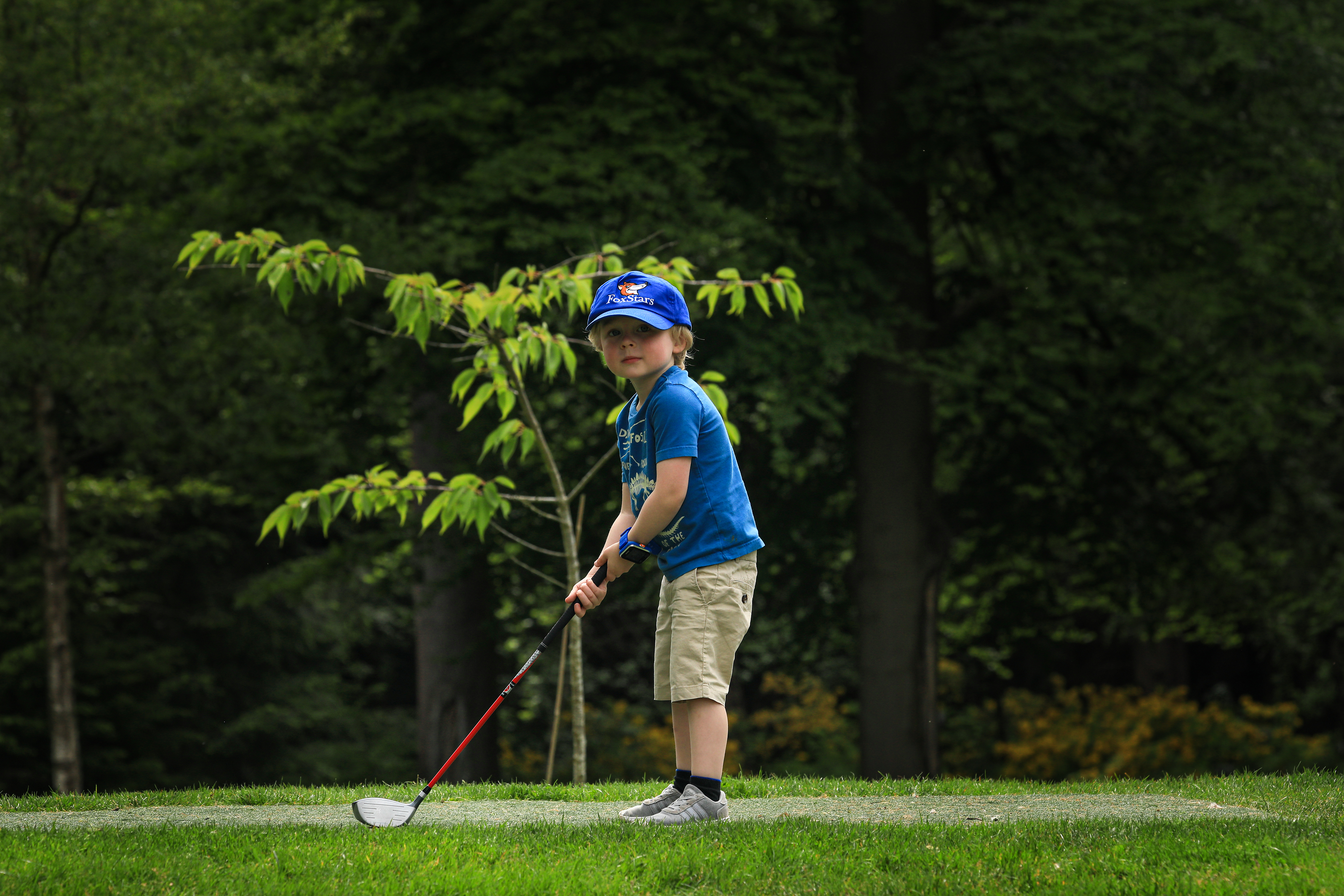 Boy playing golf (1)